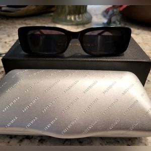 🔥 Balenciaga Dynasty Rectangle Sunglasses 😎